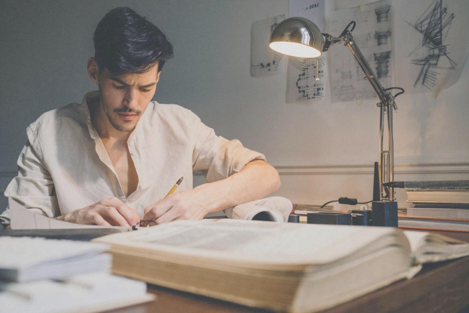 Estudiante trabajando en técnicas avanzadas de dibujo con materiales profesionales